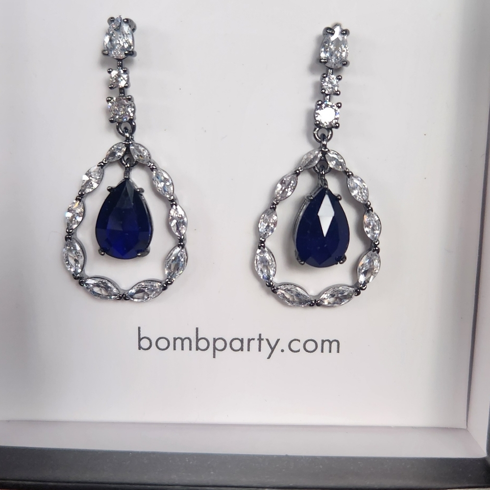 NWT!  SET!  BP Reign Villain Sapphire Blue and Silver Earrings and Necklace - Picture 3 of 8
